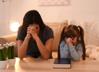 Mãe influencia fé dos filhos por meio de exemplo e oração