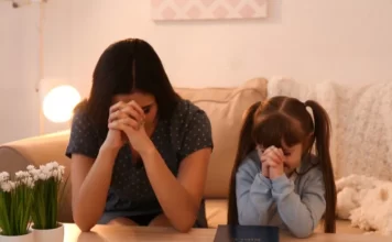 Mãe influencia fé dos filhos por meio de exemplo e oração