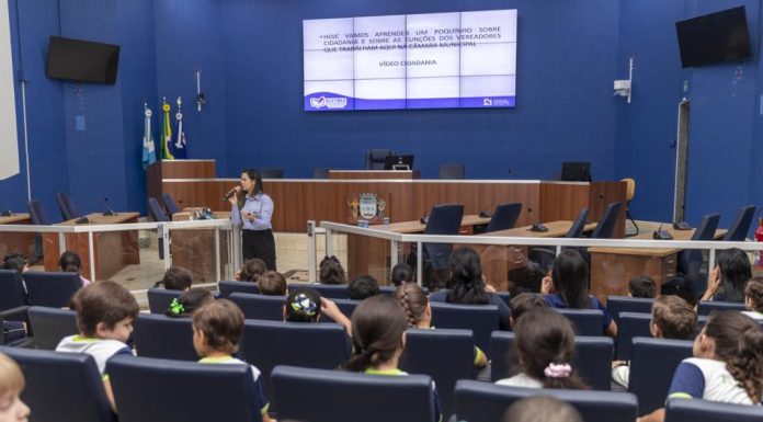 Estudantes de 3º e 4º anos da Funlec são recepcionados na Visita Guiada