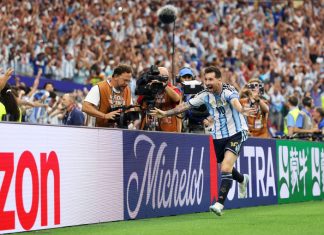 Lionel Messi, novo rei do futebol, garante classificação da Argentina e artilharia das Copas