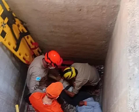 Trabalhador é resgatado pelo Corpo de Bombeiros após cair em fosso de condomínio em Três Lagoas