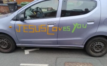 Seguradora recusa seguro de carro a cristão por causa de adesivo “Jesus te ama”